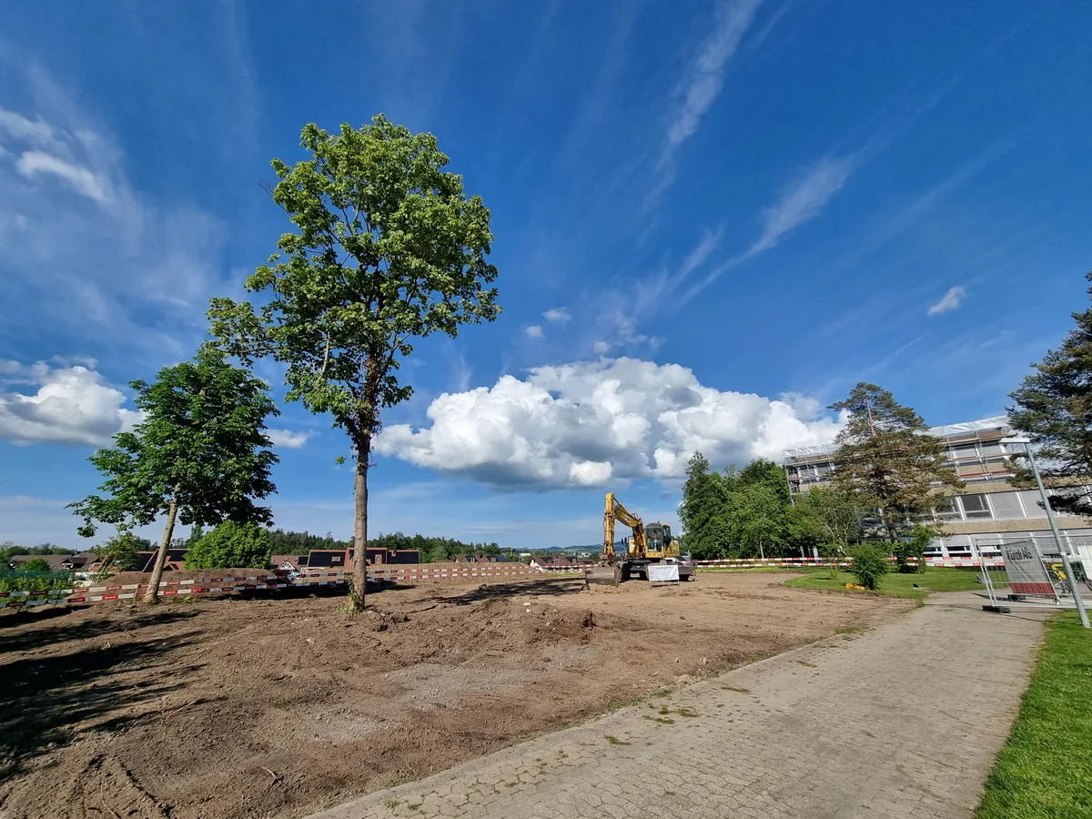 Hier soll bereits im kommenden Oktober eine moderne Sportanlage stehen. Ein Sportplatz, der zurzeit umgebaut wird. Hinten steht ein gelber Bagger.